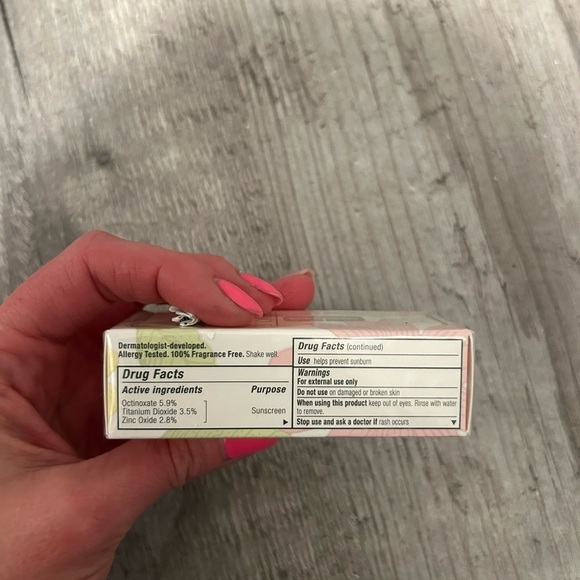 Clinique Even Better SPF 15 Makeup | CN92 Porcelain Beige | Evens and Corrects - Picture 2 of 7